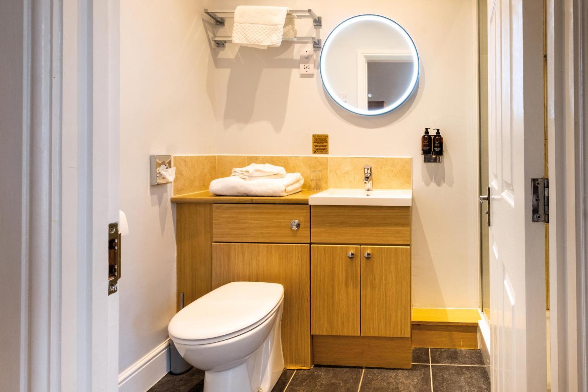 The Coach House Suffolk Hotel โลเวสทอฟต์ ภายนอก รูปภาพ